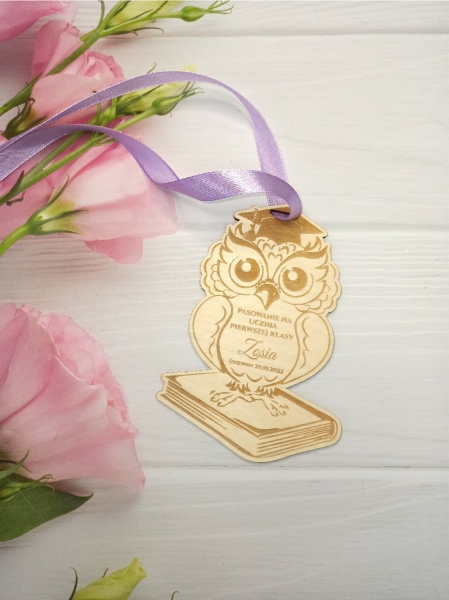 Pasowanie na ucznia ze sklejki. Medal w kształcie Sowy 3.jpg