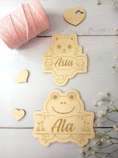 Tabliczki z imieniem w kształcie Żabki lub Kotka ze sklejki
