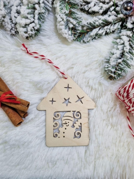 Bombka Świąteczna w kształcie domku z motywem bałwanka ze sklejki MegaPrezencik