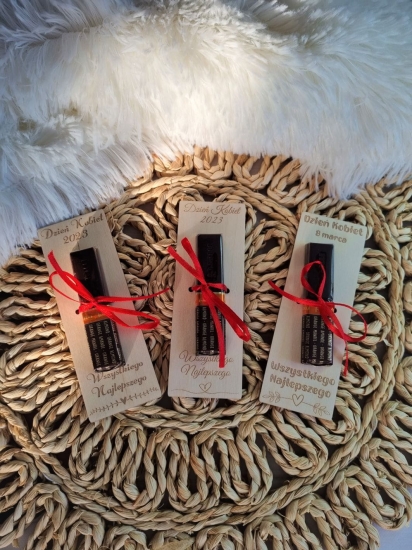 Podziękowania z okazji Dnia Kobiet z miejscem na czekoladkę. Elegancki upominek dla Pań.