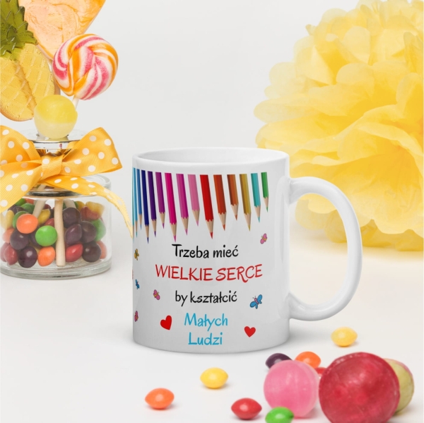 Kubek na Dzień Nauczyciela z kredkami i inspirujący napis Megaprezencik