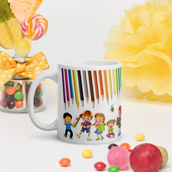 Kubek na Dzień Nauczyciela z kredkami i inspirujący napis Megaprezencik