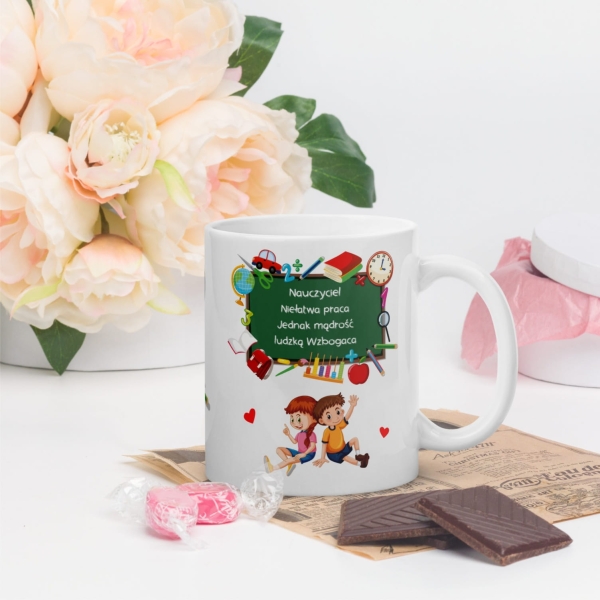 Kubek na Dzień Nauczyciela z imionami uczniów z grafiką tablicy szkolnej MegaPrezencik