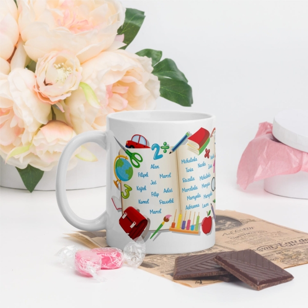 Kubek na Dzień Nauczyciela z imionami uczniów z grafiką tablicy szkolnej MegaPrezencik