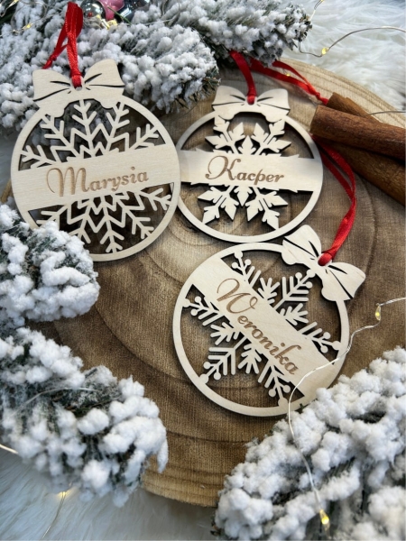 Bombki świąteczne ze śnieżynkami i miejscem na imię. Bombki personalizowane MegaPrezencik
