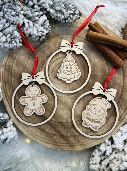 Bombki świąteczne na choinkę w wiszącymi ozdobami ze sklejki MegaPrezencik