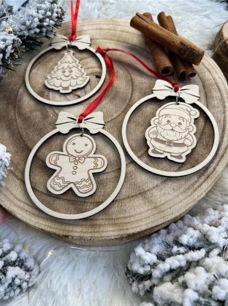 Bombki świąteczne na choinkę w wiszącymi ozdobami ze sklejki MegaPrezencik