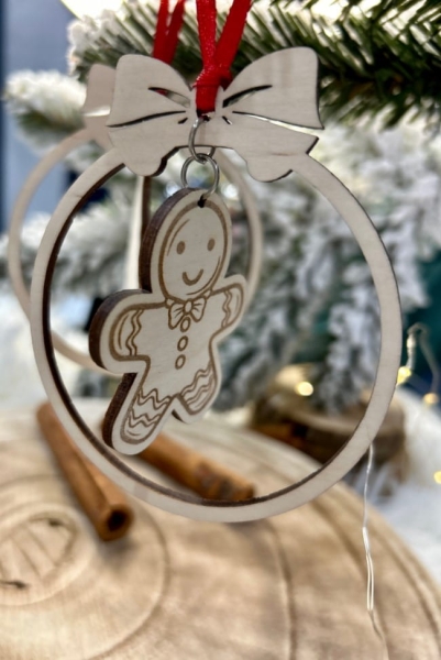 Bombki świąteczne na choinkę w wiszącymi ozdobami ze sklejki MegaPrezencik