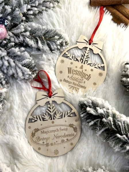 Bombki świąteczne ze śnieżynkami oraz napisem Wesołych Świąt ze sklejki MegaPrezencik