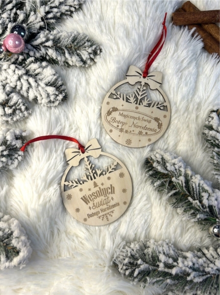 Bombki świąteczne ze śnieżynkami oraz napisem Wesołych Świąt ze sklejki MegaPrezencik