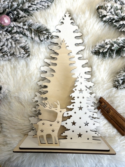 Świąteczna choinka ze sklejki z reniferem. Dekoracja bożonarodzeniowa