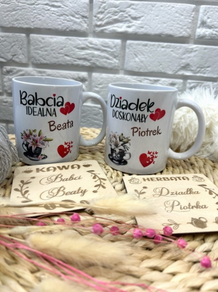 Zestaw na Dzień Babci i Dziadka. Kubki z imieniem oraz podkładki personalizowane Mega Prezencik