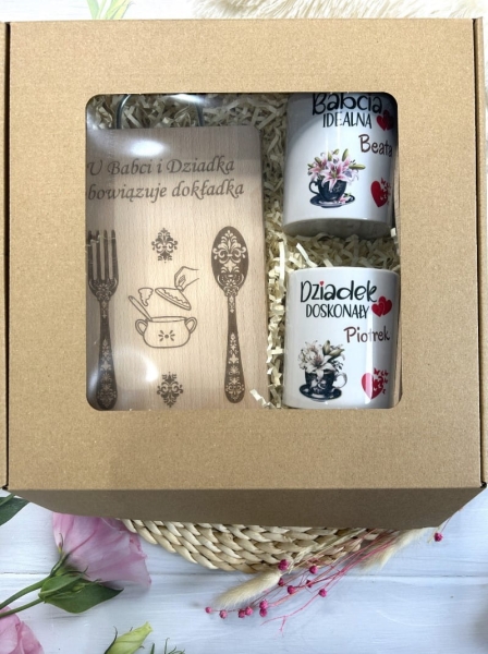 Zestaw na Dzień Babci i Dziadka. Kubki, deska do krojenia i podkładki pod kubek Mega Prezencik