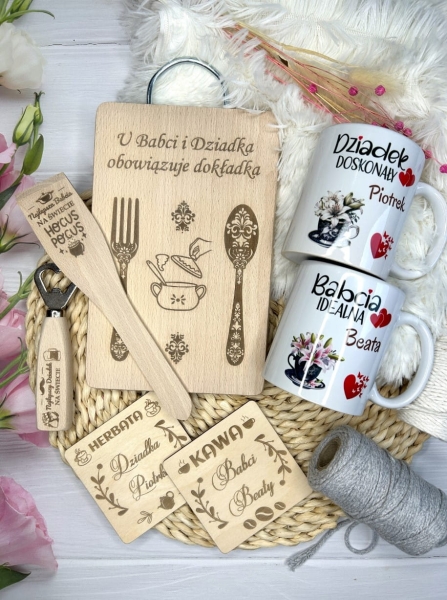 Zestaw na Dzień Babci i Dziadka. Kubki, deska do krojenia i podkładki pod kubek Mega Prezencik