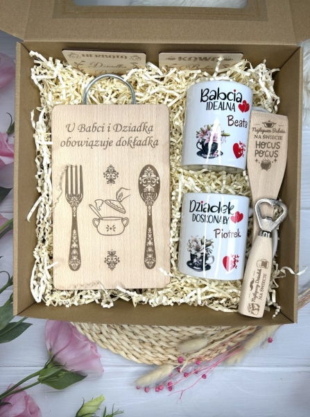 Zestaw na Dzień Babci i Dziadka. Kubki, deska do krojenia i podkładki pod kubek Mega Prezencik