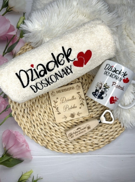 Zestaw prezentowy kubek z ręcznikiem na Dzień Babci i Dziadka Mega Prezencik