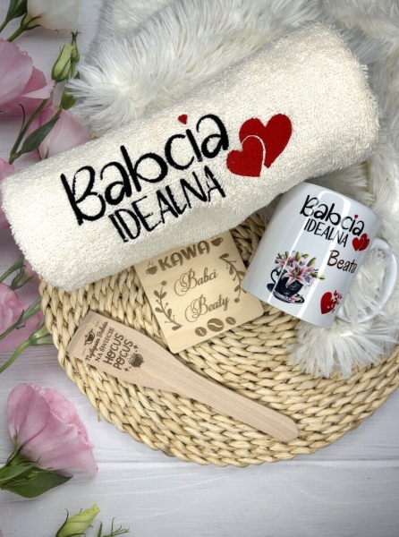 Zestaw prezentowy kubek z ręcznikiem na Dzień Babci i Dziadka Mega Prezencik