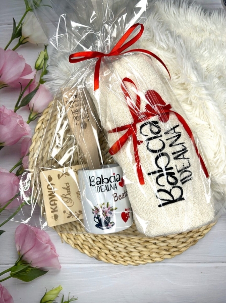 Zestaw prezentowy kubek z ręcznikiem na Dzień Babci i Dziadka Mega Prezencik