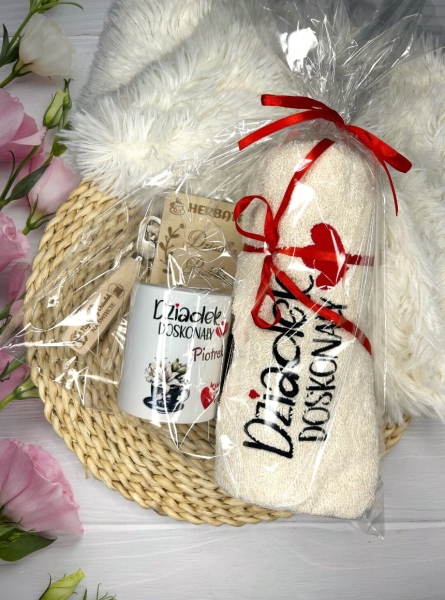 Zestaw prezentowy kubek z ręcznikiem na Dzień Babci i Dziadka Mega Prezencik