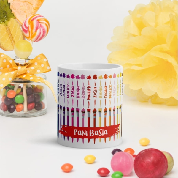 Kubek na Dzień Nauczyciela z imionami uczniów oraz kolorowymi pędzelkami Megaprezencik
