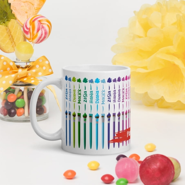 Kubek na Dzień Nauczyciela z imionami uczniów oraz kolorowymi pędzelkami Megaprezencik