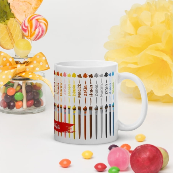 Kubek na Dzień Nauczyciela z imionami uczniów oraz kolorowymi pędzelkami Megaprezencik