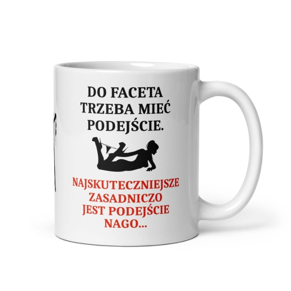 Kubek ze śmieszną nadrukiem oraz napisem Do Faceta Trzeba Mieć Podejście Mega Prezencik