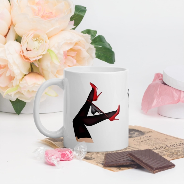 Kubek ze śmieszną nadrukiem oraz napisem Do Faceta Trzeba Mieć Podejście Mega Prezencik