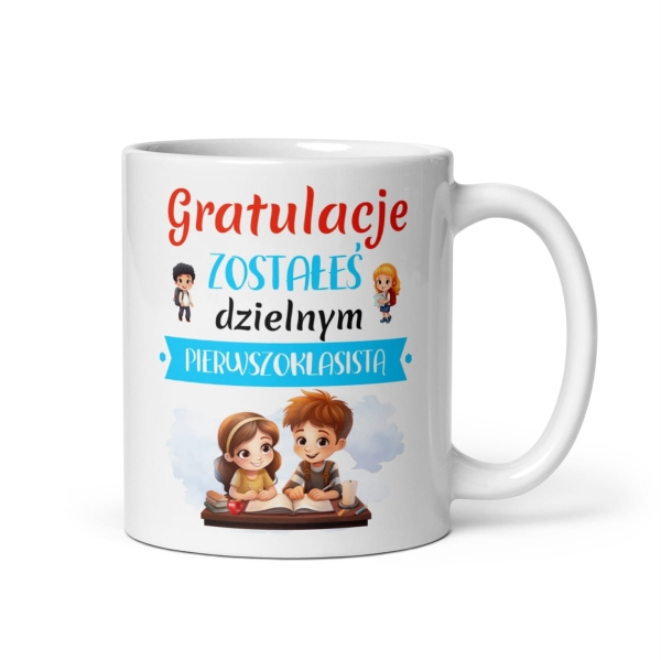 Kubek grafiką dzieci oraz napisem gratulacje zostałeś dzielnym pierwszoklasistą Megaprezencik