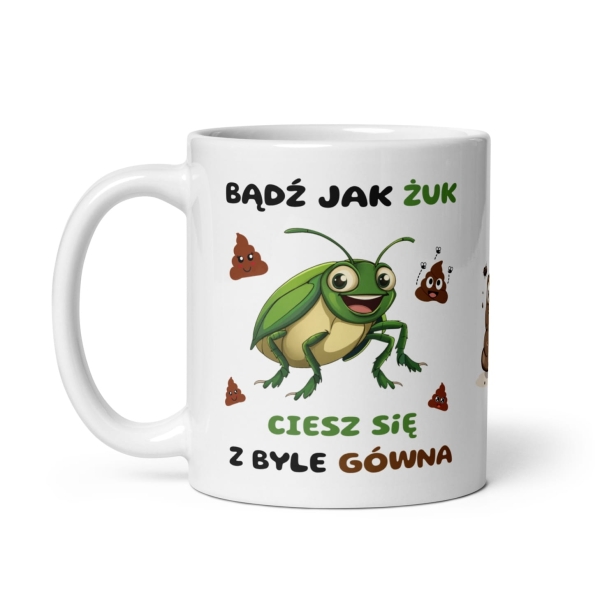 Śmieszny kubek z napisem Bądź jak Żuk ciesz się z byle gówna oraz grafiką zabawnego żuka Mega Prezencik