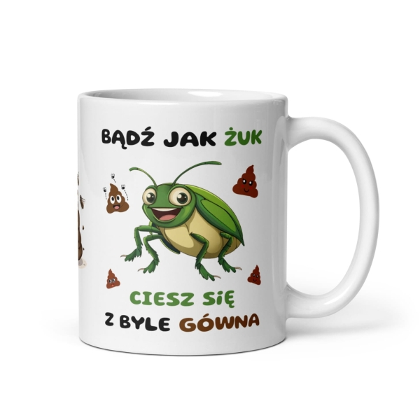 Śmieszny kubek z napisem Bądź jak Żuk ciesz się z byle gówna oraz grafiką zabawnego żuka Mega Prezencik