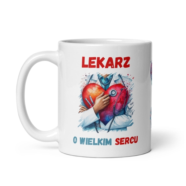 Biały kubek dla Doktora z napisem LEKARZ O WIELKIM SERCU