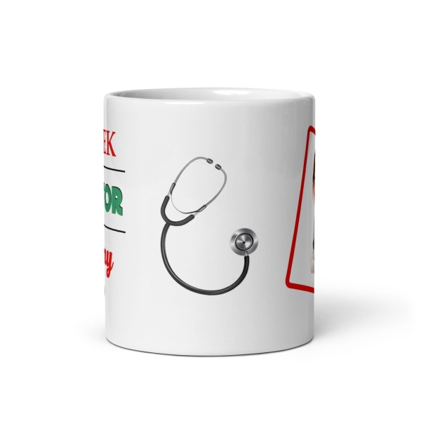 Biały kubek prezentowy dla lekarza z napisem 'Kubek Doktora' oraz grafiką uśmiechniętego lekarza Mega Prezencik