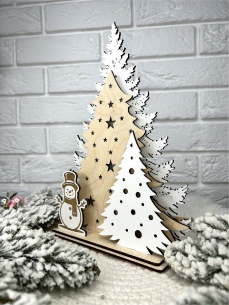 Świąteczna choinka ze sklejki z bałwankiem. Dekoracja bożonarodzeniowa Mega Prezencik