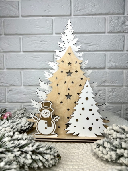 Świąteczna choinka ze sklejki z bałwankiem. Dekoracja bożonarodzeniowa Mega Prezencik