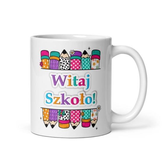 Kubek z napisem Witaj Szkoło oraz kolorowymi kredkami. Kubek na pasowanie