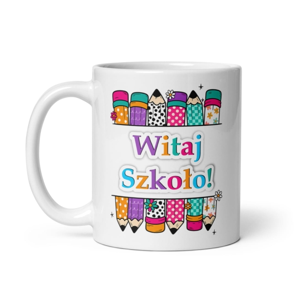 Kubek z napisem Witaj Szkoło oraz kolorowymi kredkami. Kubek na pasowanie Mega Prezencik