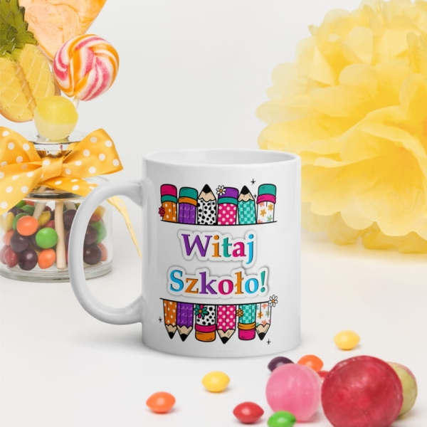 Kubek z napisem Witaj Szkoło oraz kolorowymi kredkami. Kubek na pasowanie Mega Prezencik