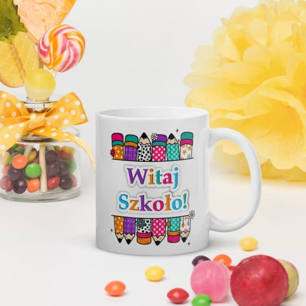 Kubek z napisem Witaj Szkoło oraz kolorowymi kredkami. Kubek na pasowanie Mega Prezencik
