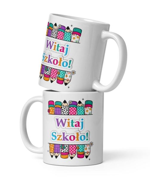 Kubek z napisem Witaj Szkoło oraz kolorowymi kredkami. Kubek na pasowanie Mega Prezencik