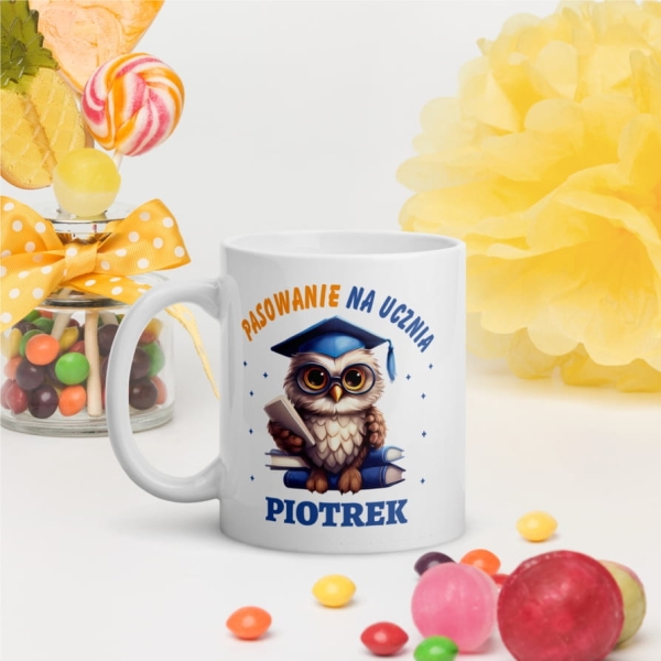 Kubek dla chłopca pasowanie na ucznia z imieniem. Grafika madrej sowy Mega Prezencik