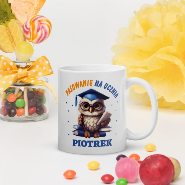 Kubek dla chłopca pasowanie na ucznia z imieniem. Grafika madrej sowy Mega Prezencik