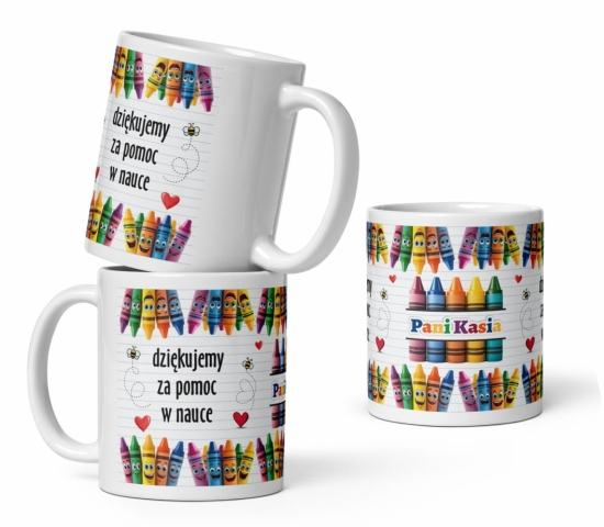 Biały kubek jako podziękowanie dla nauczyciela z grafiką kredek świecowych