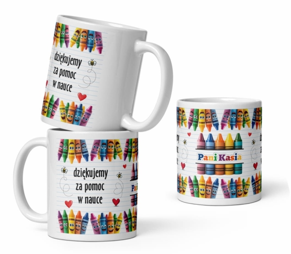 Biały kubek jako podziękowanie dla nauczyciela z grafiką kredek świecowych Mega Prezencik