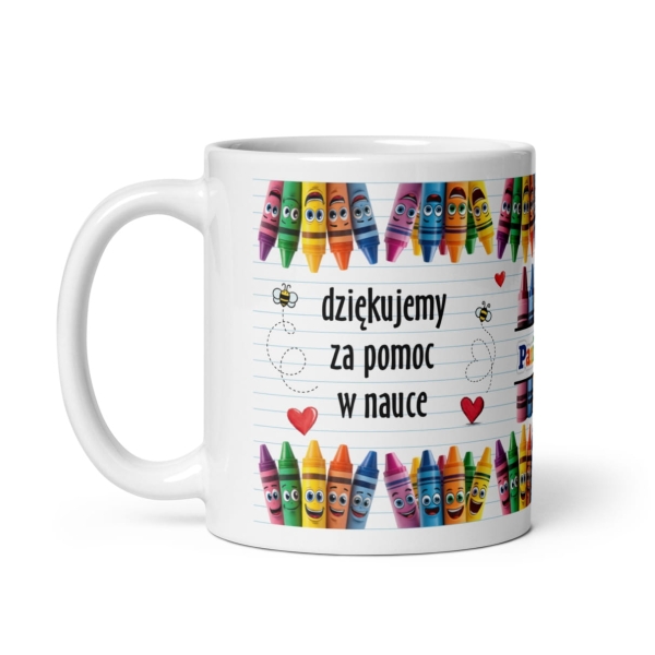 Biały kubek jako podziękowanie dla nauczyciela z grafiką kredek świecowych Mega Prezencik