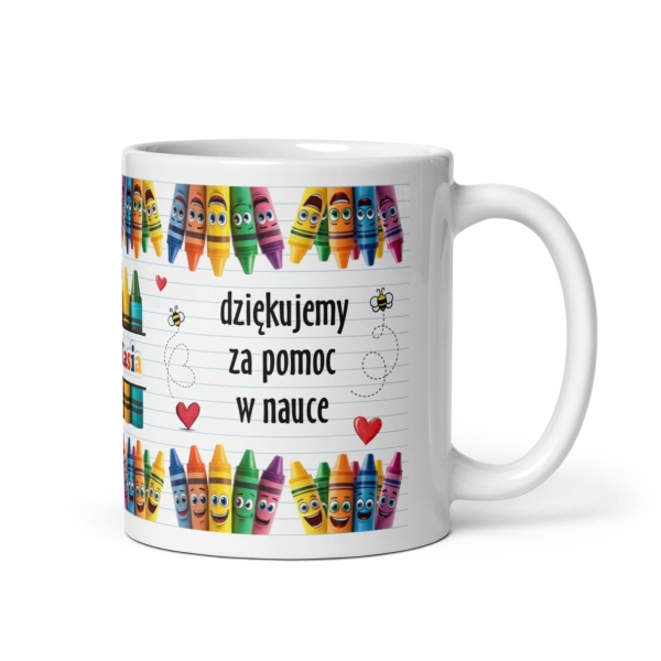 Biały kubek jako podziękowanie dla nauczyciela z grafiką kredek świecowych Mega Prezencik