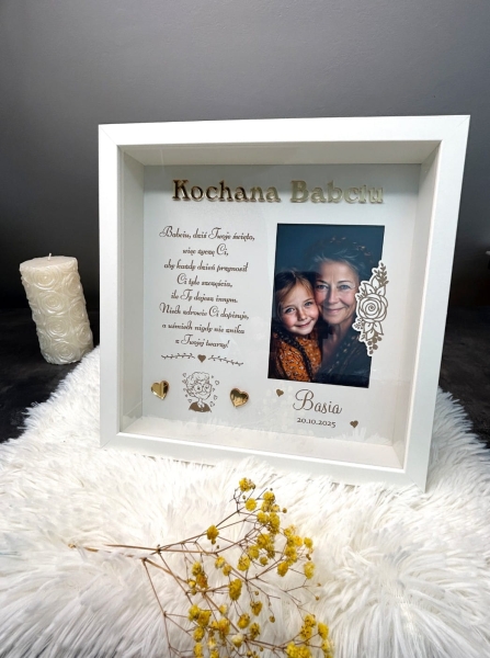 Biała ramka 3D z miejscem na zdjęcie, oraz z  życzeniami dla Babci Mega Prezencik