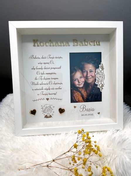 Biała ramka 3D z miejscem na zdjęcie, oraz z  życzeniami dla Babci Mega Prezencik