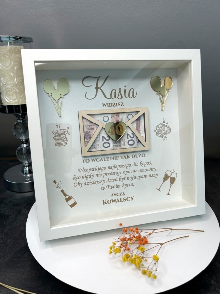 Głęboka Biała Ramka 3D urodzinowa –Widzisz 40 to wcale nie tak dużo Mega Prezencik