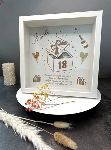 Głęboka Ramka z imieniem oraz życzeniami w kształcie prezentu Mega Prezencik